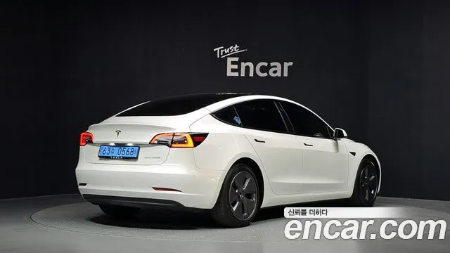 Tesla Model 3 — Фото автомобиля 2