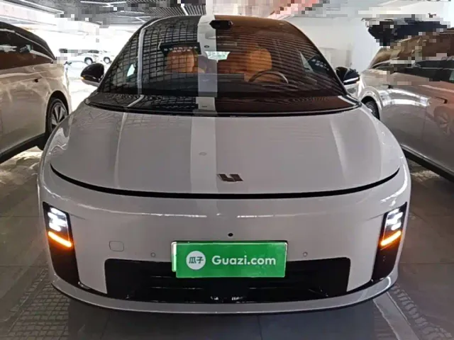 Li Auto i8 — Фото автомобиля 2