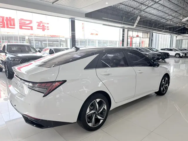 Hyundai Elantra — Фото автомобиля 14