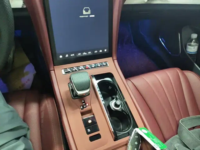 Hongqi H5 — Фото автомобиля 13
