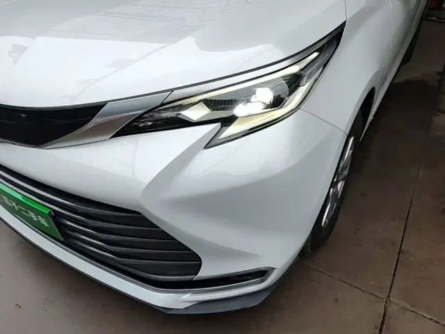Toyota Sienna — Фото автомобиля 23