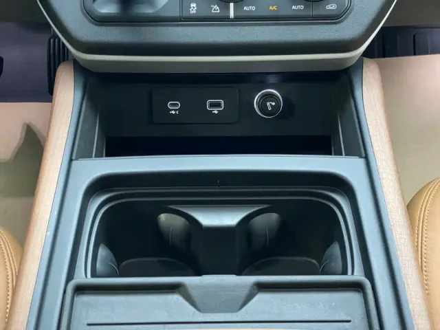 Land Rover Defender — Фото автомобиля 16