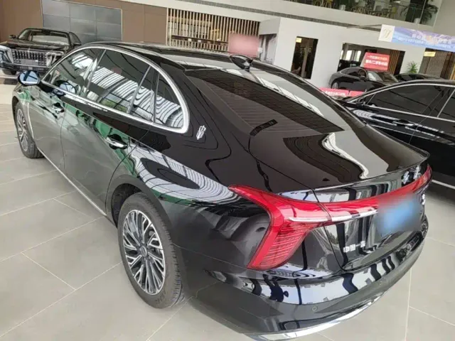 Hongqi Hongqi H5 2025 2.0T Automatic Flag Celebration 500,000 Units Anniversary Edition — Фото автомобиля 4