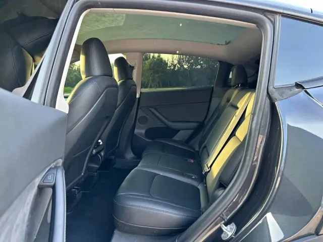 Tesla Model Y — Фото автомобиля 9