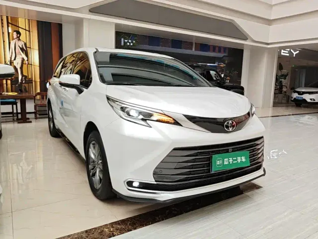 Toyota Sienna — Фото автомобиля 3