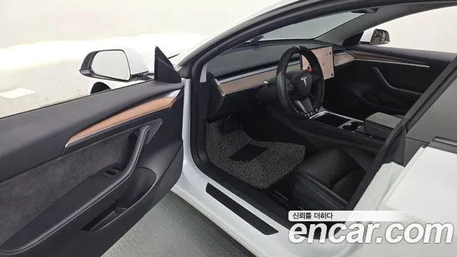 Tesla Model 3 — Фото автомобиля 10