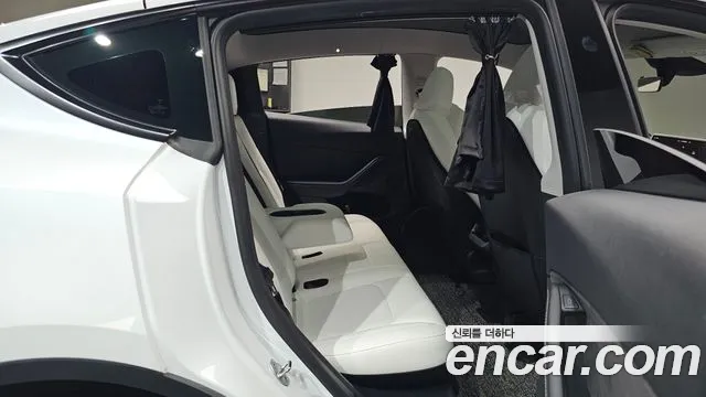 Tesla Model Y — Фото автомобиля 16