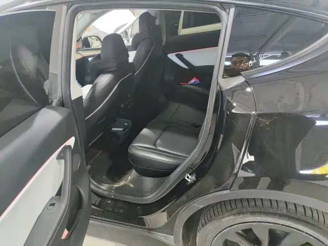 Tesla Model Y — Фото автомобиля 4