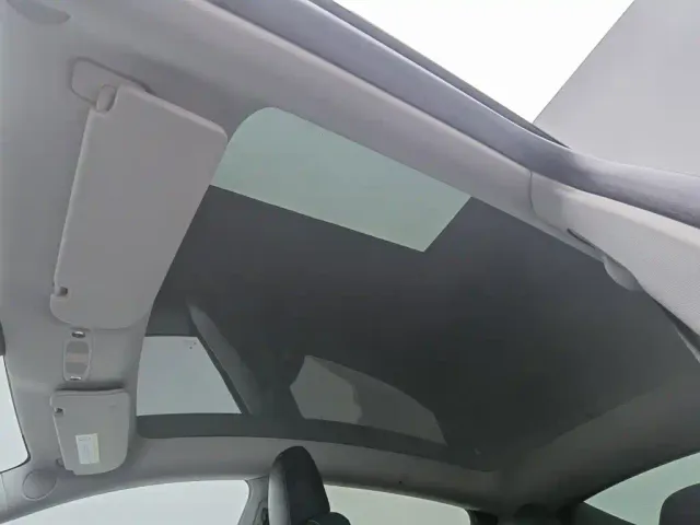 Tesla Model Y — Фото автомобиля 14