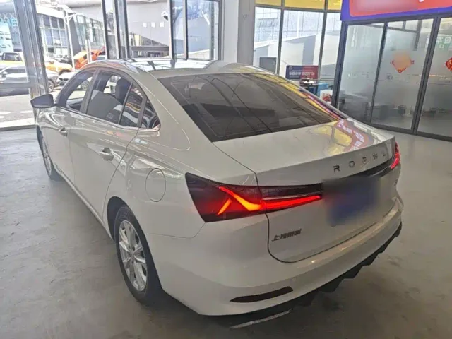 Roewe Roewe i5 2023 1.5L CVT Luxury Edition — Фото автомобиля 4