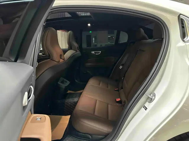 Volvo S60 — Фото автомобиля 11