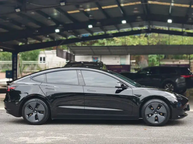 Tesla Model 3 — Фото автомобиля 4