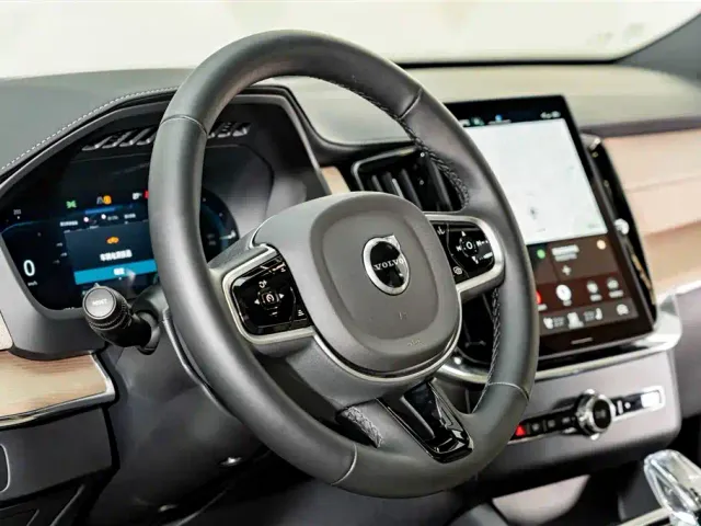 Volvo XC90 — Фото автомобиля 11