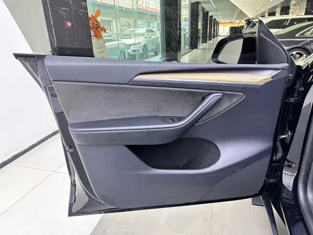 Tesla Model Y — Фото автомобиля 9