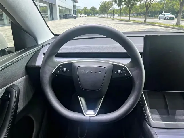 Tesla Model Y — Фото автомобиля 6