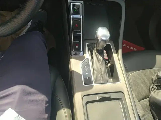 Roewe i5 — Фото автомобиля 13