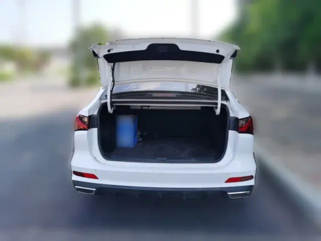 Roewe i5 — Фото автомобиля 9