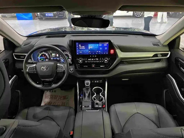 Toyota Highlander — Фото автомобиля 8