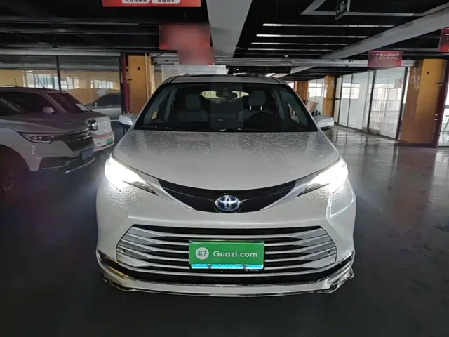 Toyota Sienna — Фото автомобиля 2