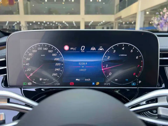 Mercedes-Benz E-Class — Фото автомобиля 14