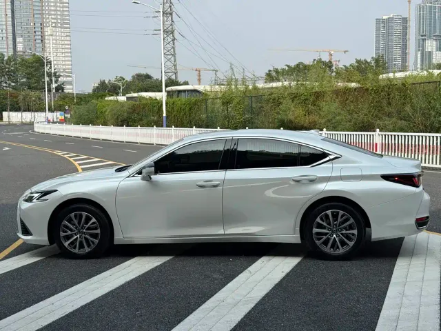 Lexus ES — Фото автомобиля 13