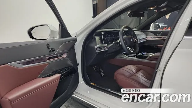 BMW 7-Series 7 серия (G70) 740i xDrive M Sport — Фото автомобиля 10