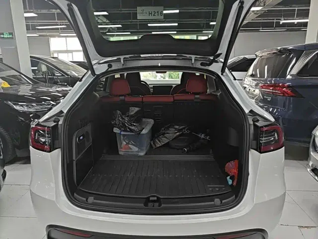 Tesla Model Y — Фото автомобиля 18