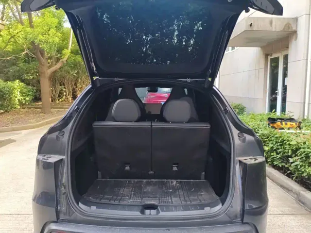 Tesla Model Y L — Фото автомобиля 18