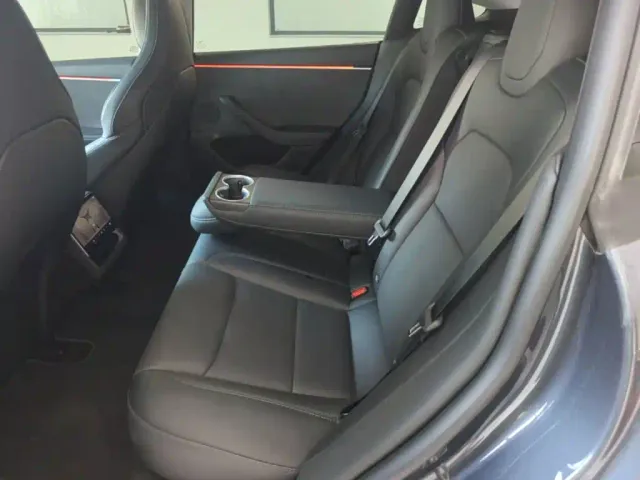 Tesla Model 3 — Фото автомобиля 16