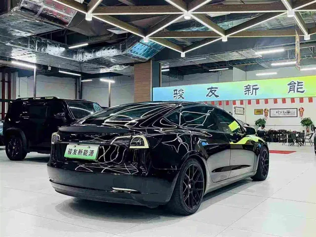 Tesla Model 3 — Фото автомобиля 2