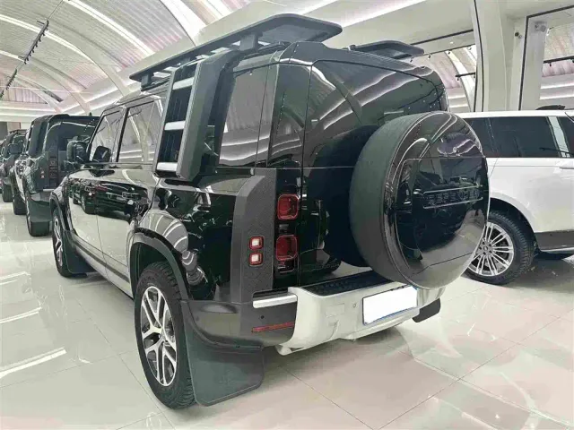 Land Rover Defender — Фото автомобиля 18