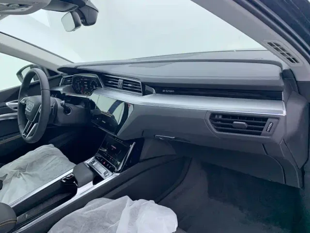 Audi e-tron — Фото автомобиля 18
