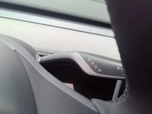 Tesla Model Y — Фото автомобиля 13