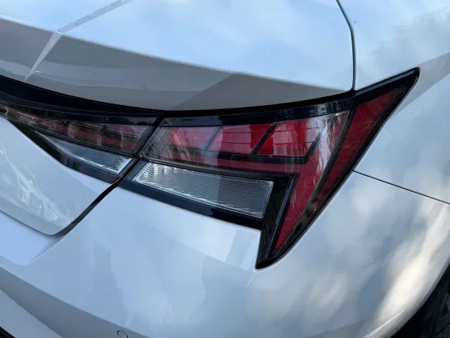 Hyundai Elantra 2022 1.5L CVT LUX Premium Edition — Фото автомобиля 13