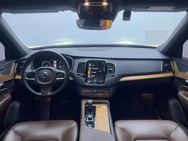 Volvo XC90 — Фото автомобиля 17