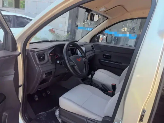 Wuling Hongguang V — Фото автомобиля 15