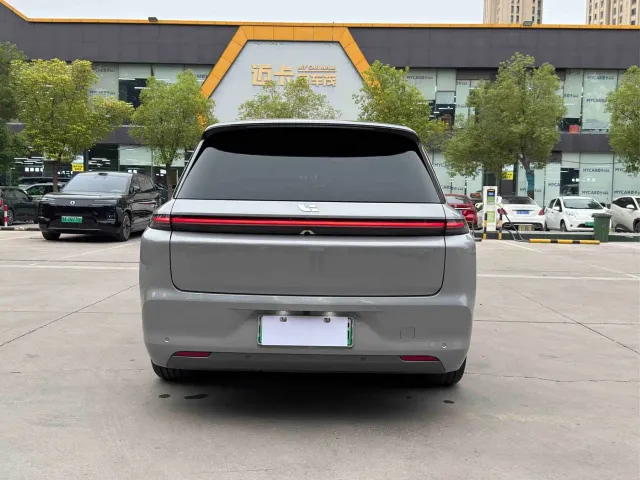 Li Auto L8 — Фото автомобиля 12