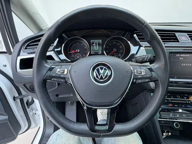 Volkswagen Touran — Фото автомобиля 18