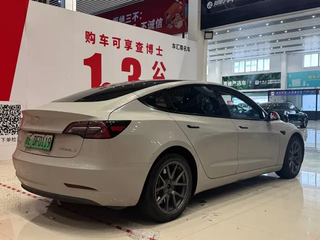 Tesla Model 3 — Фото автомобиля 4