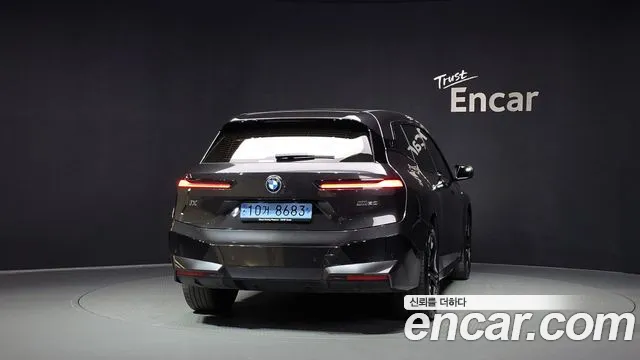 BMW iX — Фото автомобиля 4