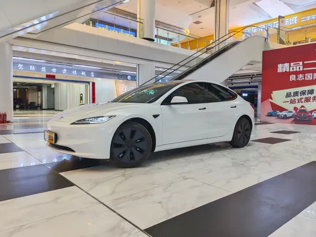 Tesla Model 3 — Фото автомобиля 3