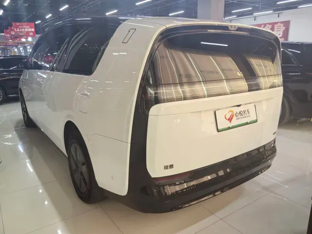 Li Auto MEGA — Фото автомобиля 15
