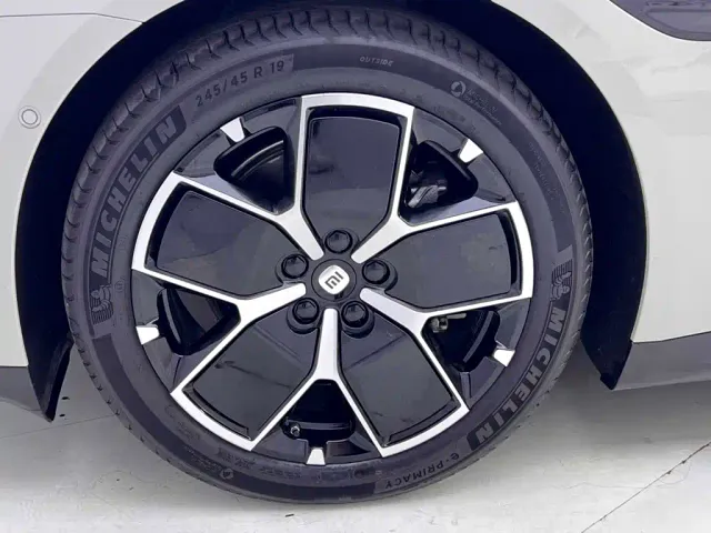Xiaomi SU7 — Фото автомобиля 12