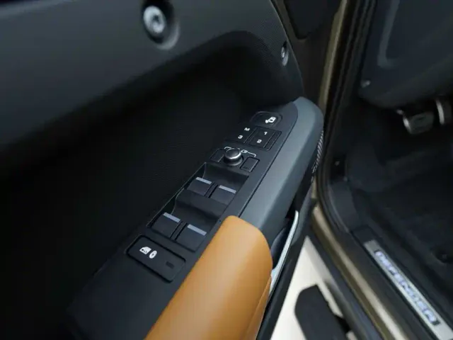 Land Rover Defender — Фото автомобиля 10