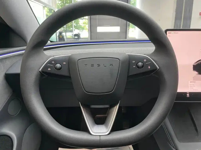 Tesla Model 3 — Фото автомобиля 11