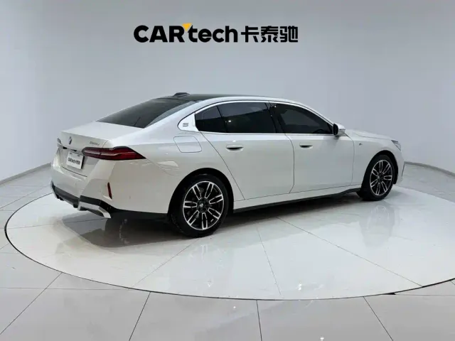 BMW 5 Series — Фото автомобиля 11