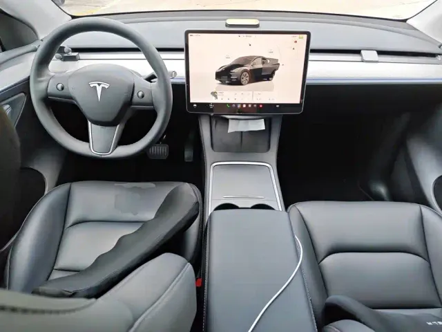 Tesla Model Y — Фото автомобиля 10
