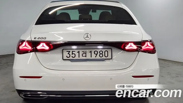 Mercedes-Benz E-Class — Фото автомобиля 4