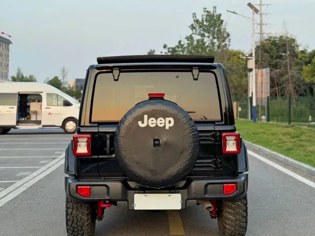 Jeep Wrangler — Фото автомобиля 18