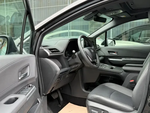 Toyota Sienna — Фото автомобиля 16